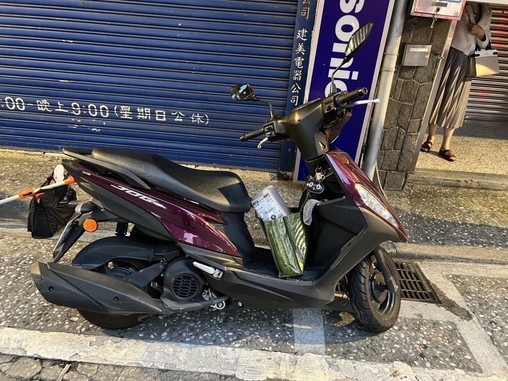 一名年輕機車騎士疑似違規跨越雙黃線，騎入逆向車道，當場撞飛一名正在過馬路的65歲婦人，機車倒地後又失控滑行，猛烈撞上對向另一台無辜機車，造成3人受傷送醫。（圖／簡銘柱翻攝）