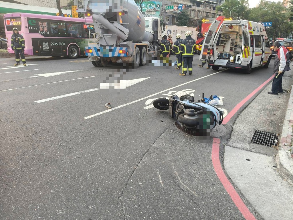 新北市新店寶中路與中興路口，發生嚴重死亡車禍，婦人卡車底下，現場明顯死亡。（翻攝畫面）