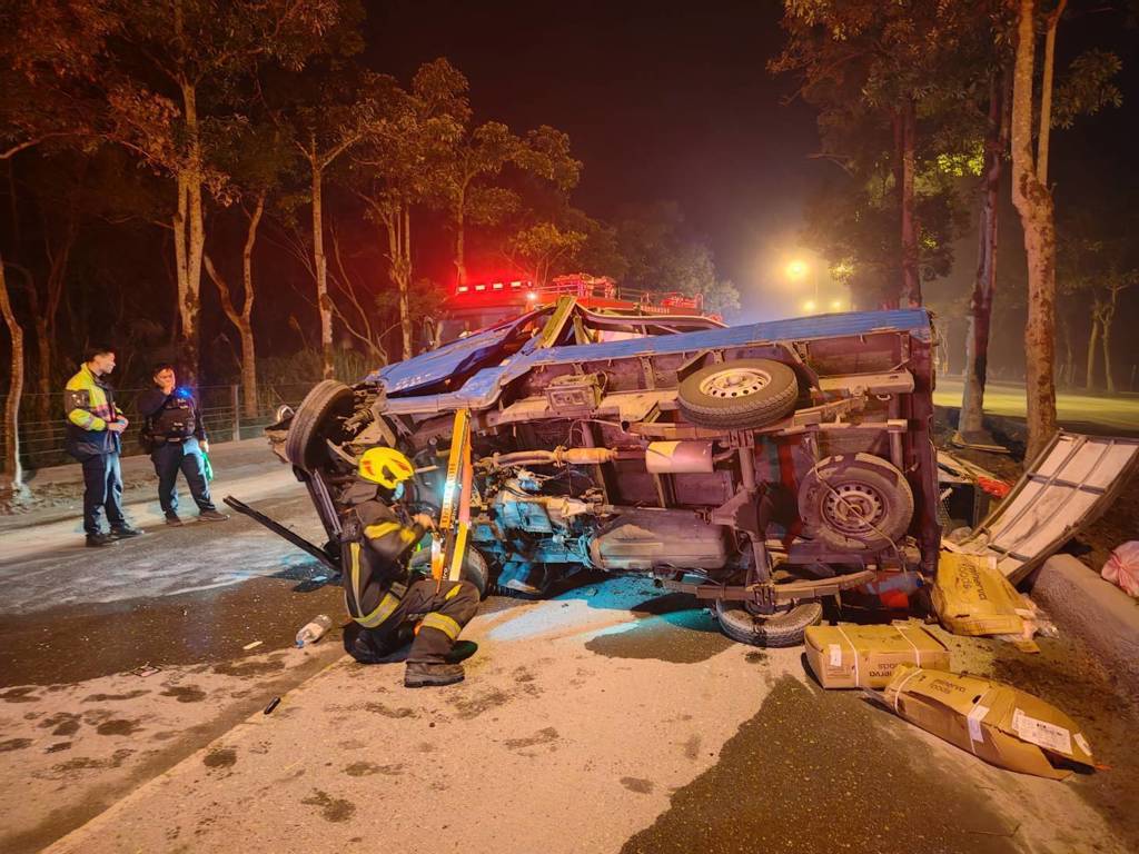 花蓮縣鳳林鎮台9線今（16）日凌晨發生一起自撞翻覆事故。（圖／簡銘柱翻攝）