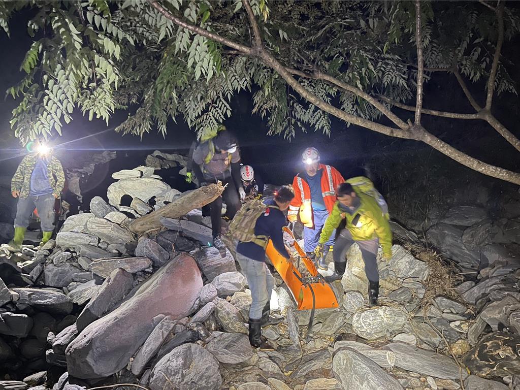 台東縣消防局搜救人員徒步深入山區搜索，歷經11小時順利將受困者護送下山。（台東縣消防局提供／蕭嘉蕙台東傳真）