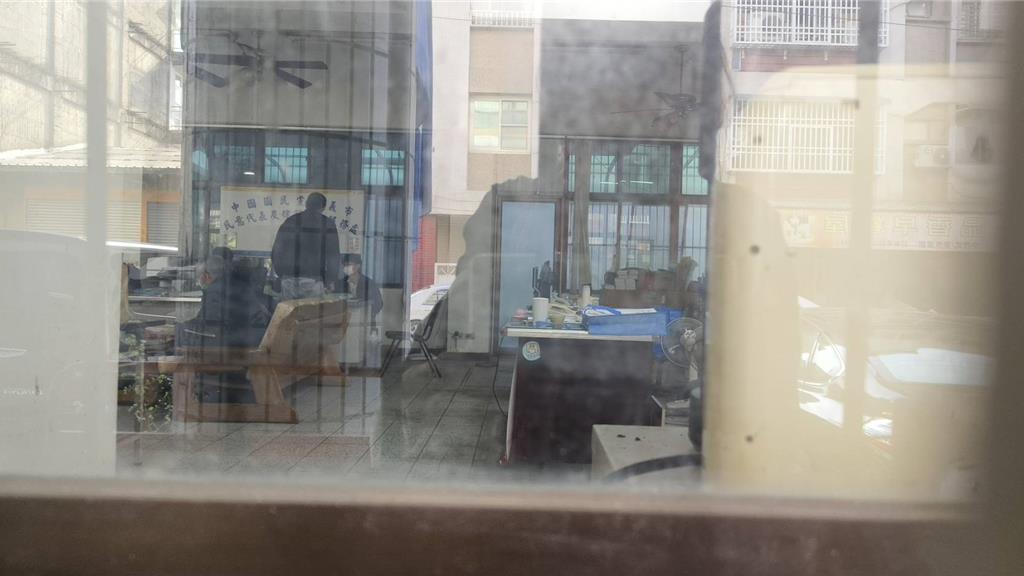 嘉義縣調查站調查官今天上午搜索國民黨嘉義市黨部，疑似清查名冊、文件資料等物。（廖素慧攝）