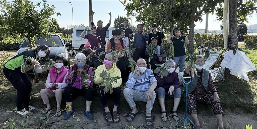 來源: 中時新聞網 高雄旗山長照長輩化身公益農夫，採收蘿蔔捐助社造。（林雅惠攝）