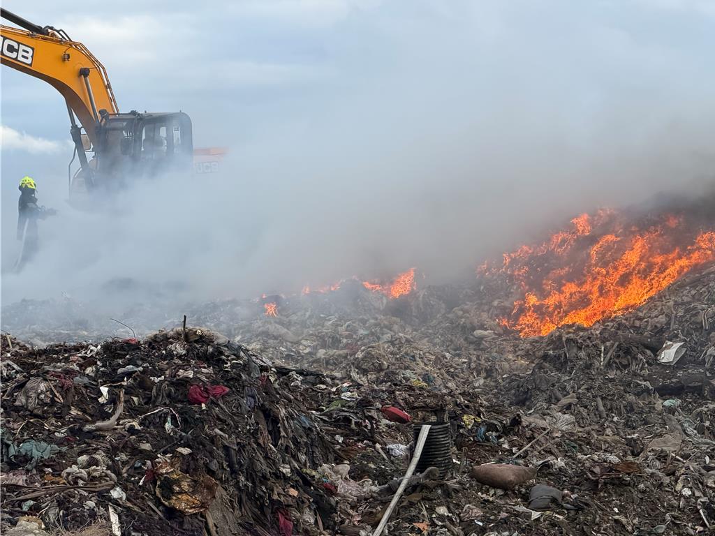 花蓮市垃圾暫置轉運場今天下午3點時，因沼氣外洩起火燃燒。（花蓮市公所清潔隊提供／羅亦晽花蓮傳真）