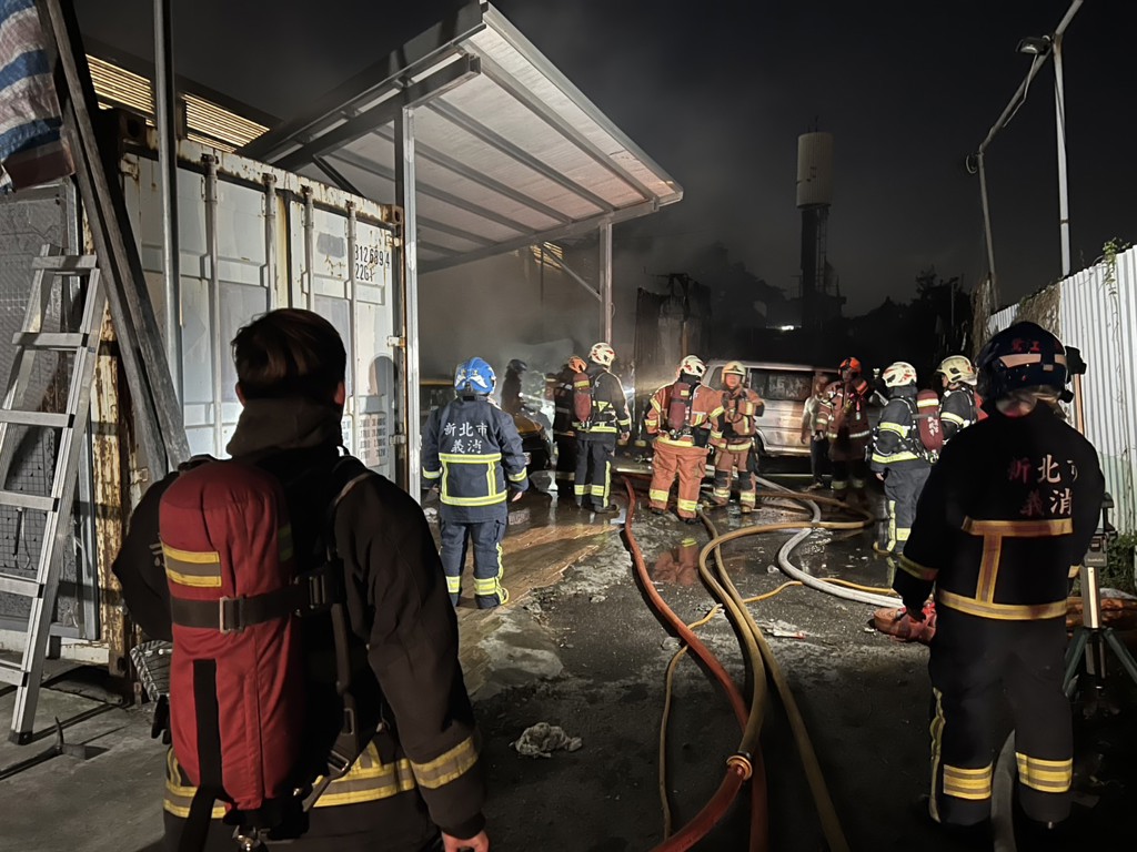 新北市蘆洲區復興路355巷內，用來堆放工具的貨櫃突然起火燃燒，消防隊獲報到場進行灌救。（民眾提供）