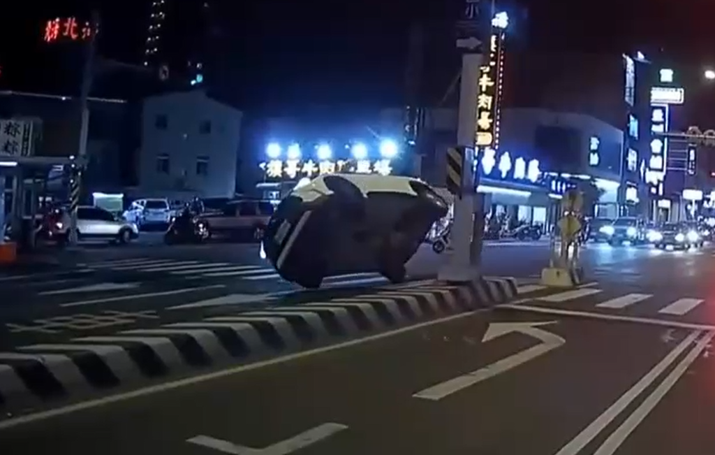 一輛休旅車撞到行人庇護島側邊傾斜，所幸未翻覆。（圖／翻攝自臉書爆料公社）