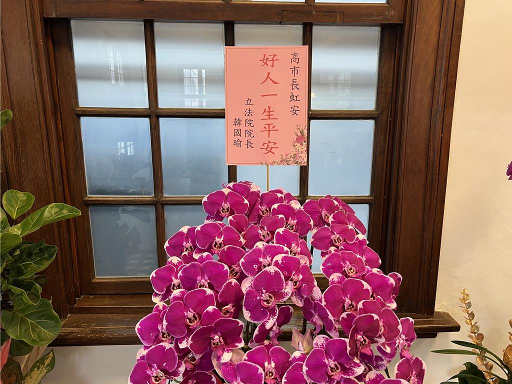 新竹市長高虹安18日回到新竹市政府上班,立法院長韓國瑜也送來花籃致意,上頭寫道「好人一生平安」。(王惠慧攝)