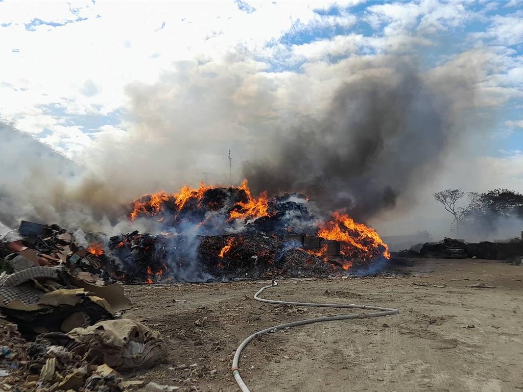 今日上午11時41分八德區興豐路2188巷的大安垃圾掩埋場發生火警，現場火勢強烈，濃煙密布。（民眾提供）