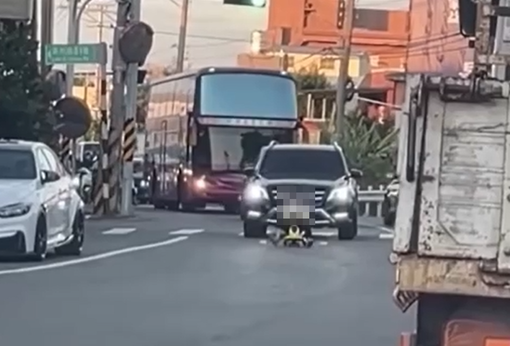 竹北男童騎「滑步車」在大馬路慢慢滑，造成後方車輛回堵。（圖／翻攝自臉書爆料公社）