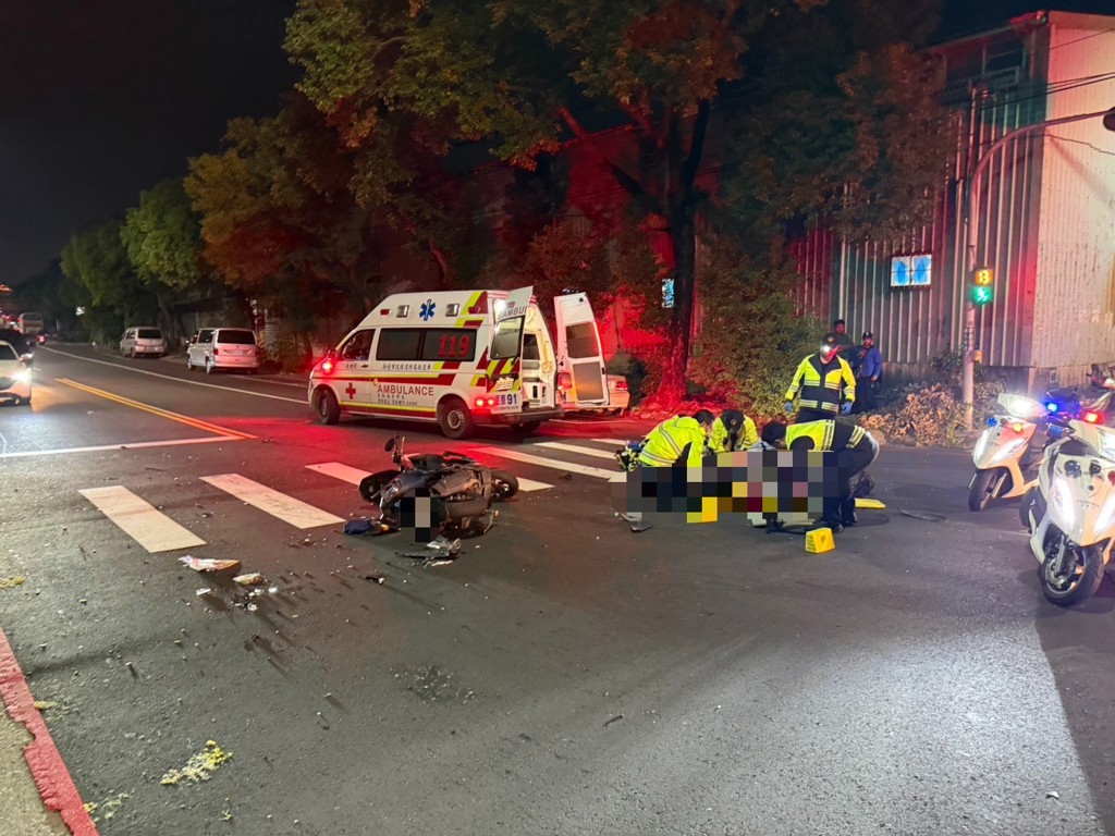 新北市五股區水樣路三段上，晚間7時許，發生嚴重汽機車車禍，騎士當場無呼吸心跳，被救護車送醫搶救。（翻攝畫面）