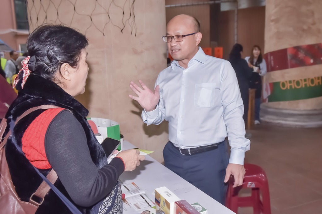 澤生生技事業發展處處長 張恭銘(圖右)，熱心參加「松山之春」。(泛美國際文教基金會提供)