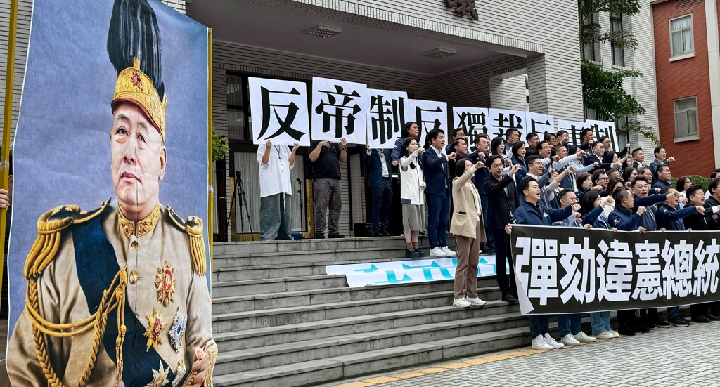 國民黨立法院黨團、民眾黨立法院黨團19日在議場門口舉行「彈劾違憲總統，反帝制、反專制、反獨裁」在野黨團聯合記者會。（姚志平攝）