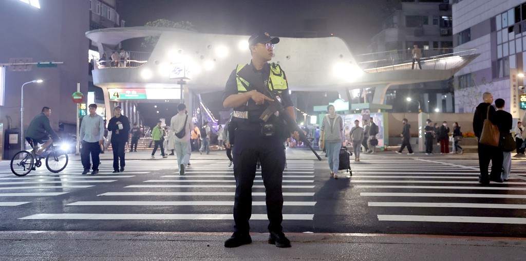 張姓男子19日在台北車站及捷運中山站周遭隨機傷人，案發後員警在捷運中山站外持長槍警戒。（范揚光攝）