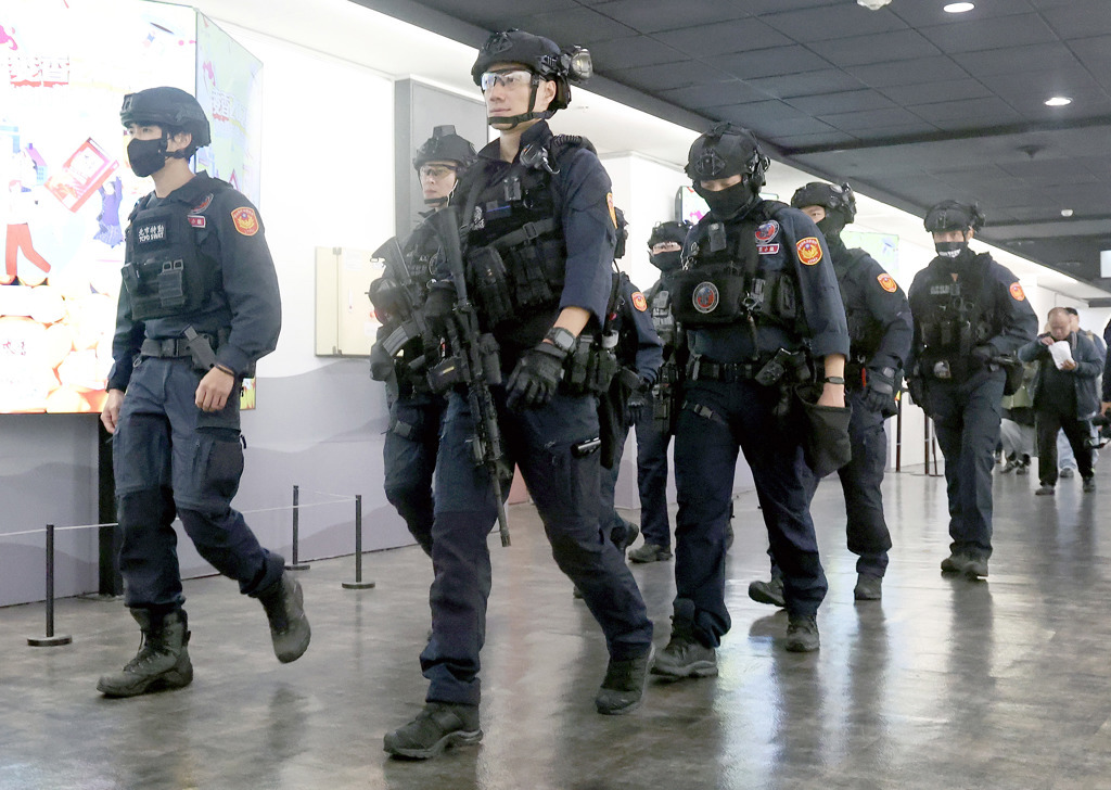 張姓男子19日在台北車站及捷運中山站周遭隨機傷人，案發後台北市特勤中隊在捷運中山站內持長槍巡邏。（資料照，范揚光攝）