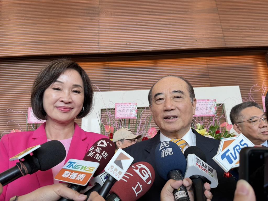 前立法院長王金平（前排右）與有意角逐高雄市長的國民黨立委柯志恩（前排左），在感恩餐會前受訪。（紀爰攝）