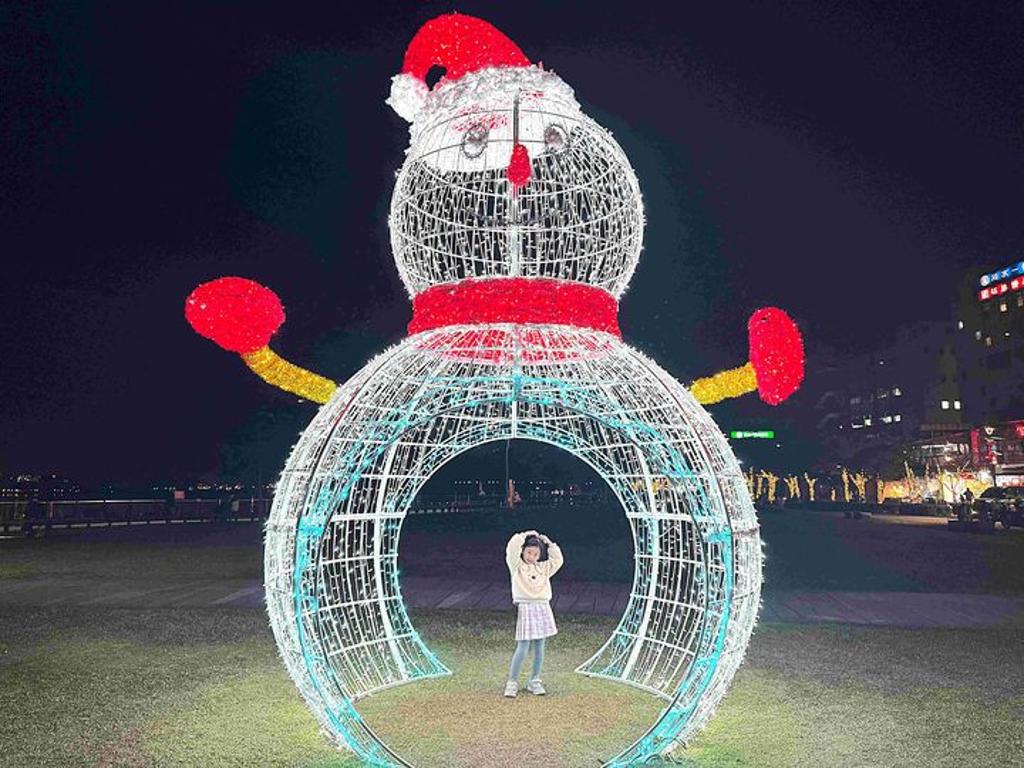 雪人拱門光雕夜間點燈，成為人氣拍照打卡景點。　圖：新北市政府水利局／提供