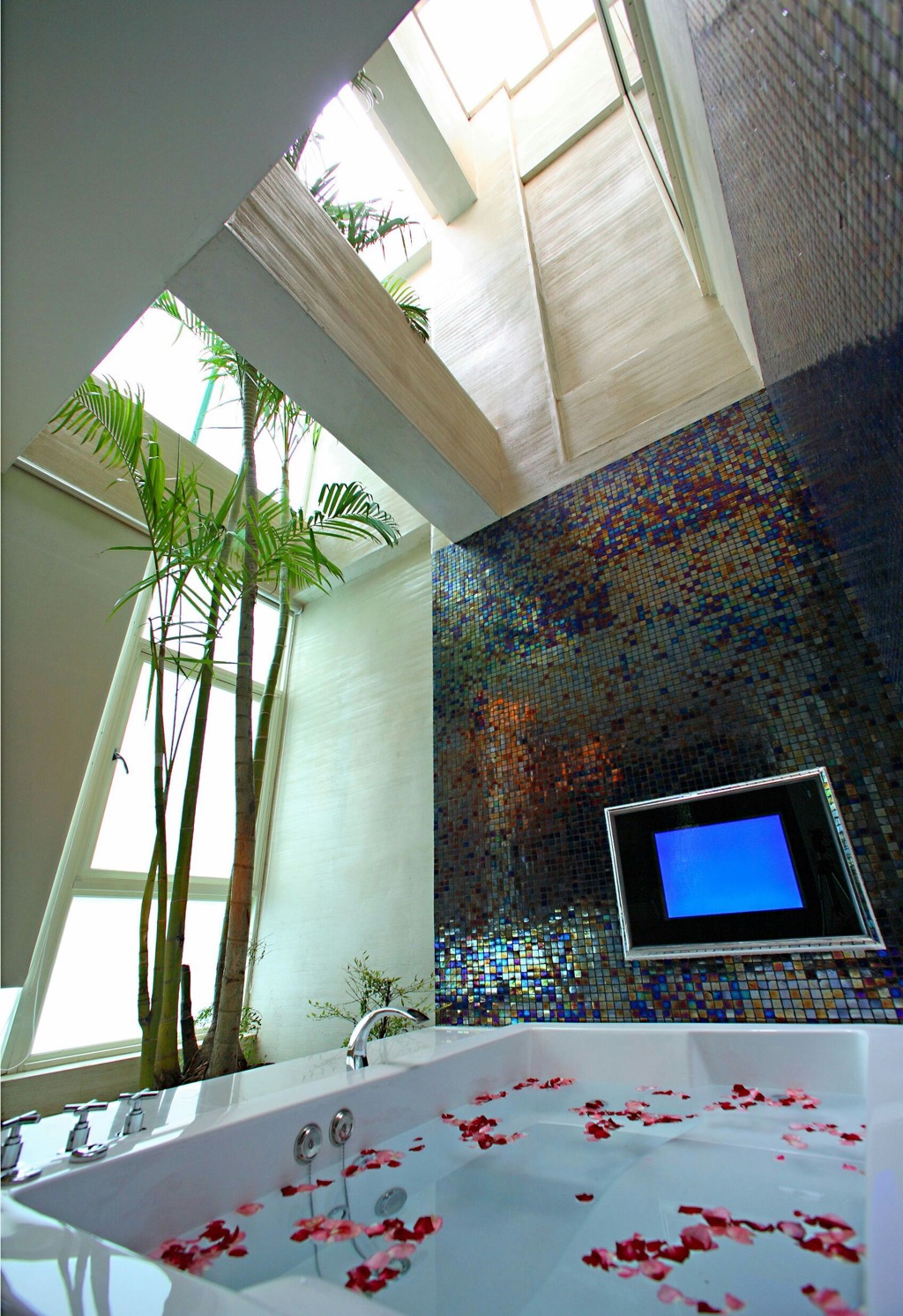 房内有6至13米的挑高天井、天井上方有通氣窗，形成一間會呼吸換氣的旅館。(圖/業者提供)