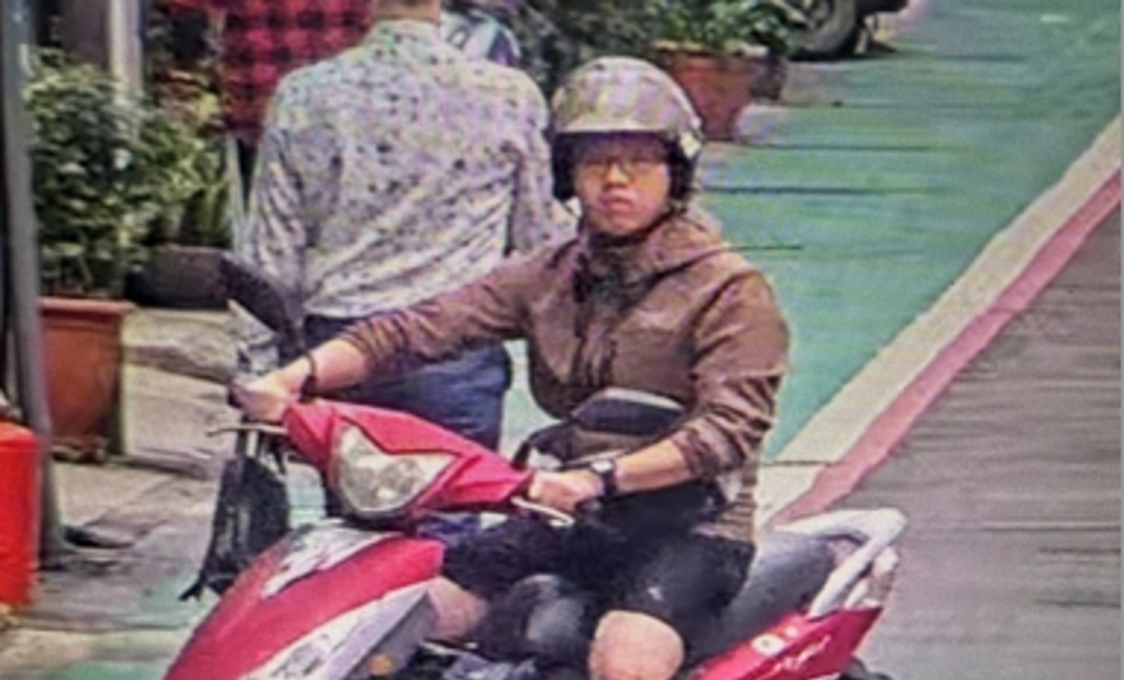 张文身穿米色外套，纵火后骑乘机车逃逸骑乘机车。（图／翻摄画面）