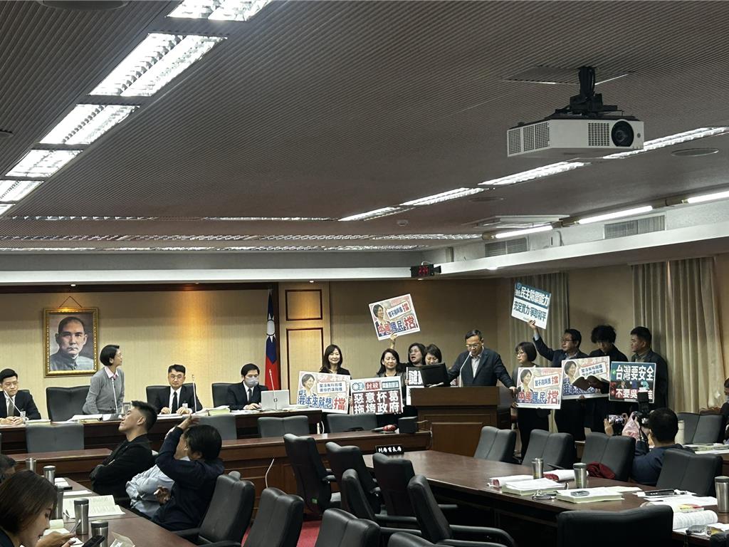 行政院會18日通過《國家安全法》等4項修法草案，23日於程序委員會，藍白並未阻擋，成功排入26日院會。不過院版財劃法、1.25兆軍購特別條例再次暫緩列案。（陳薏云攝）