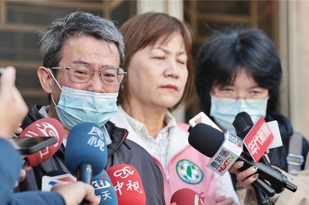 死者家屬聽聞判決後，情緒失控悲吼「給他們機會，誰給我們機會」，崩潰哭著出法庭。（杜宜諳攝）