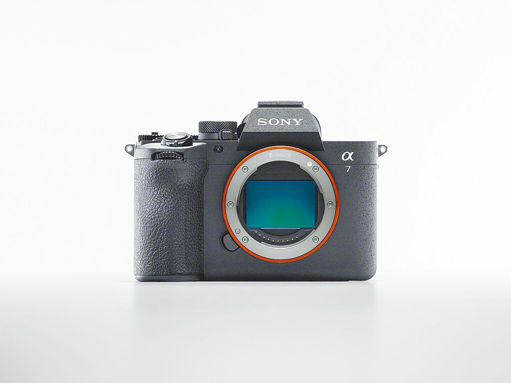 Sony全片幅可交換鏡頭式數位相機α7 V (型號:ILCE-7M5)，單機身建議售價7萬8990元。（Sony提供）