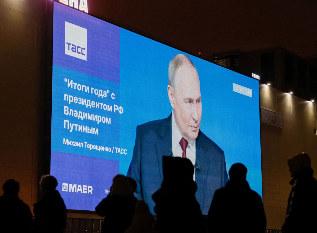 俄羅斯總統普丁上節目談年度總結，之後有些手機留言反應了俄羅斯人的生活困境。(圖/路透社 )