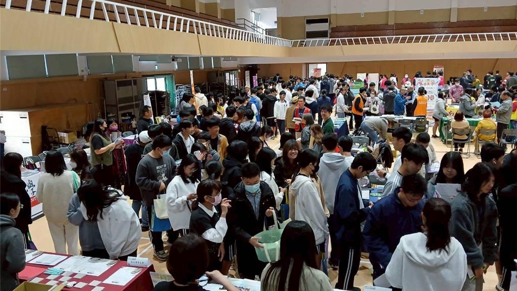 台南二中今天舉辦大學博覽會，吸引約2000人，學生詢問熱絡，北部大學也不約而同提到南部學生學習態度是他們最看重的特質。（台南二中提供／曹婷婷台南傳真）