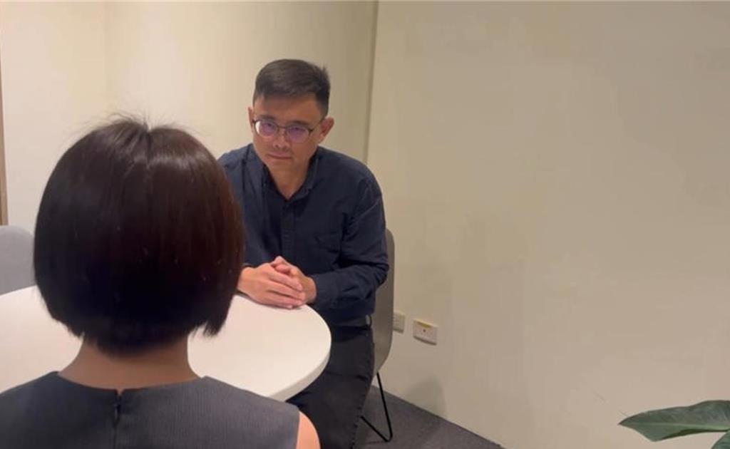 立委賴瑞隆日前聯繫上受害家長，雙方見面，賴瑞隆當面表達誠摯歉意，並取得對方原諒。（賴瑞隆提供／洪浩軒高雄傳真）