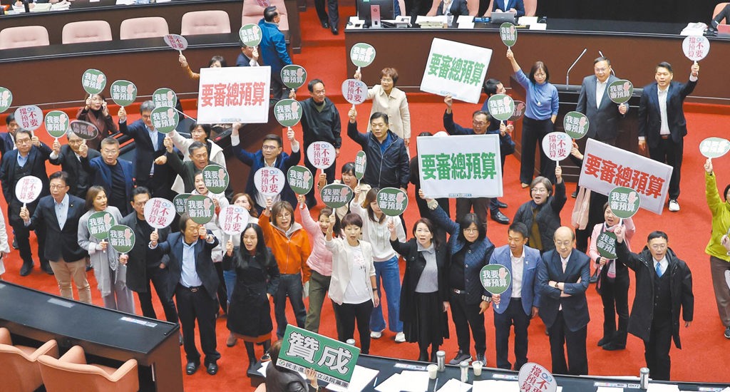圖為立法院院會，藍白提出彈劾賴清德總統案，民進黨立委在議場內高舉標語要求速審總預算。（中時資料照）