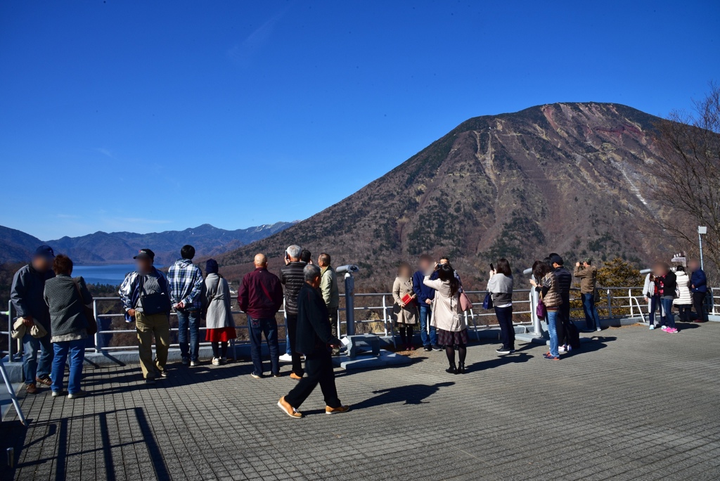 登上名智平展望台，可以欣賞中禪寺湖群山環繞的壯麗景色。(東尼叔 攝)