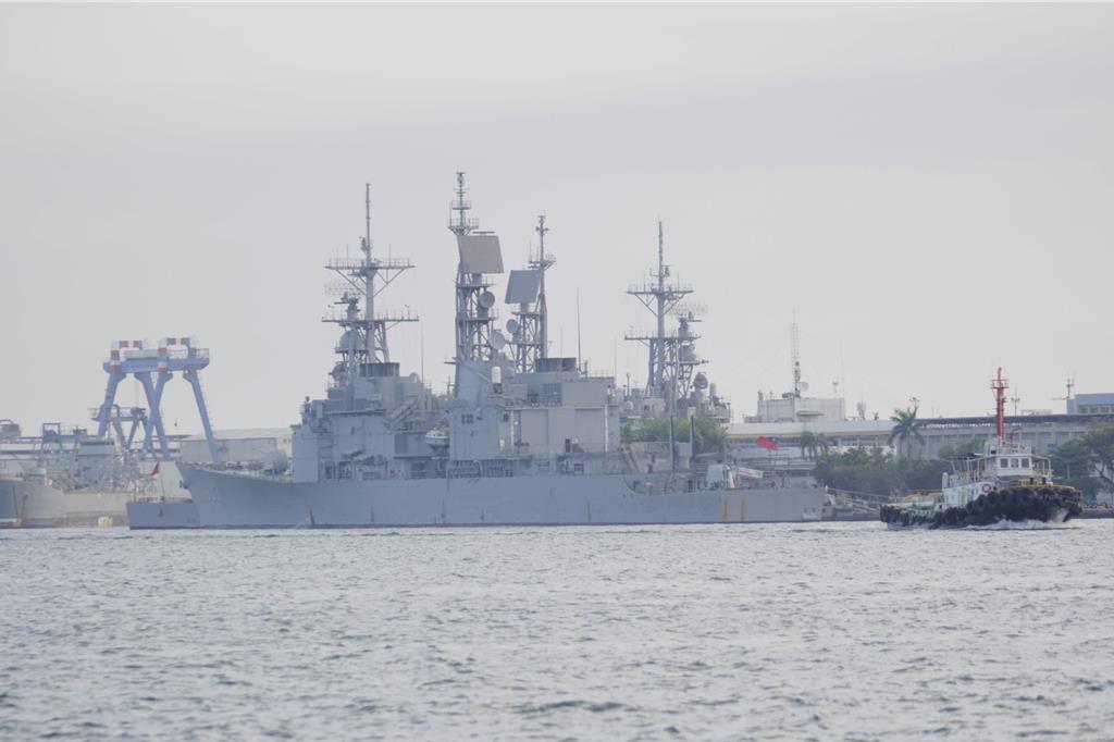 因應共軍環台軍演，海軍進行相關戰備部屬，左營號驅逐艦現身高雄港整備。（任義宇攝）