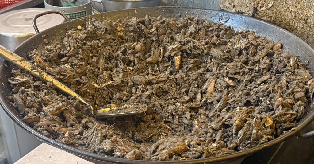 大唐薑母鴨的老薑是天天現炒的。(施景耀 攝)