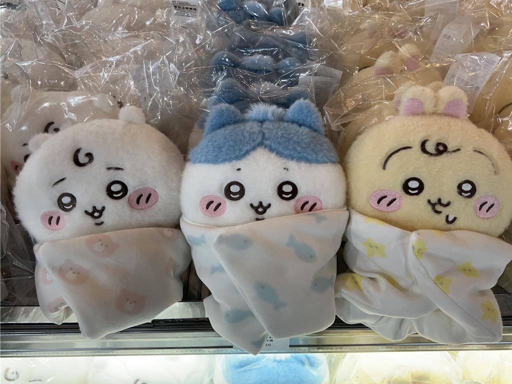  吉伊卡哇寶寶快閃店引進嬰兒襁褓玩偶。（徐梓榕攝）