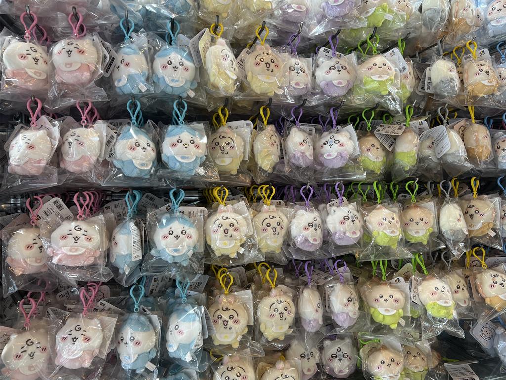  吉伊卡哇寶寶快閃店有整面牆的寶寶玩偶吊飾。（徐梓榕攝）