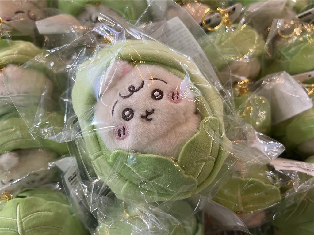  吉伊卡哇寶寶快閃店引進超萌的高麗菜兔兔吊飾。（徐梓榕攝）