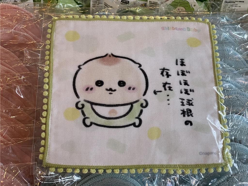  吉伊卡哇寶寶快閃店引進實用的小方巾。（徐梓榕攝）