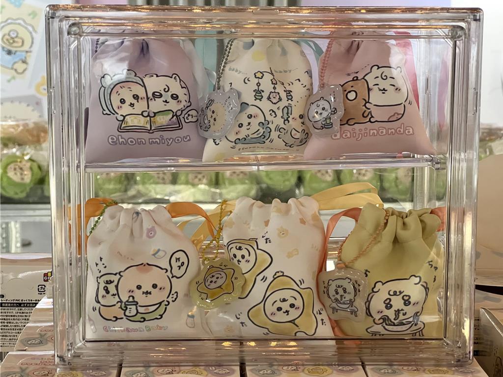  吉伊卡哇寶寶快閃店引進盲抽束口袋。（徐梓榕攝）