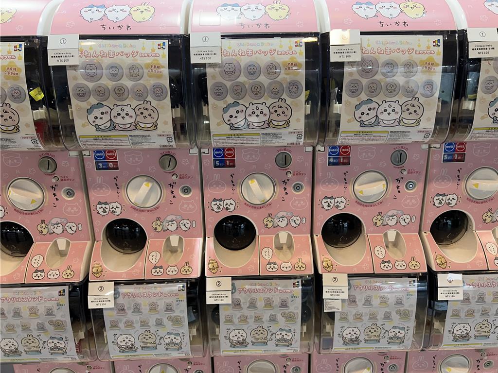 吉伊卡哇寶寶快閃店結帳區旁有扭蛋機。（徐梓榕攝）