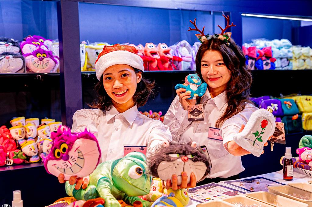 迪士尼「皇家公主派對」限定店移師台中，皇家管家們繼續帶給消費者滿滿情緒價值。（野獸國提供／徐梓榕台北傳真）