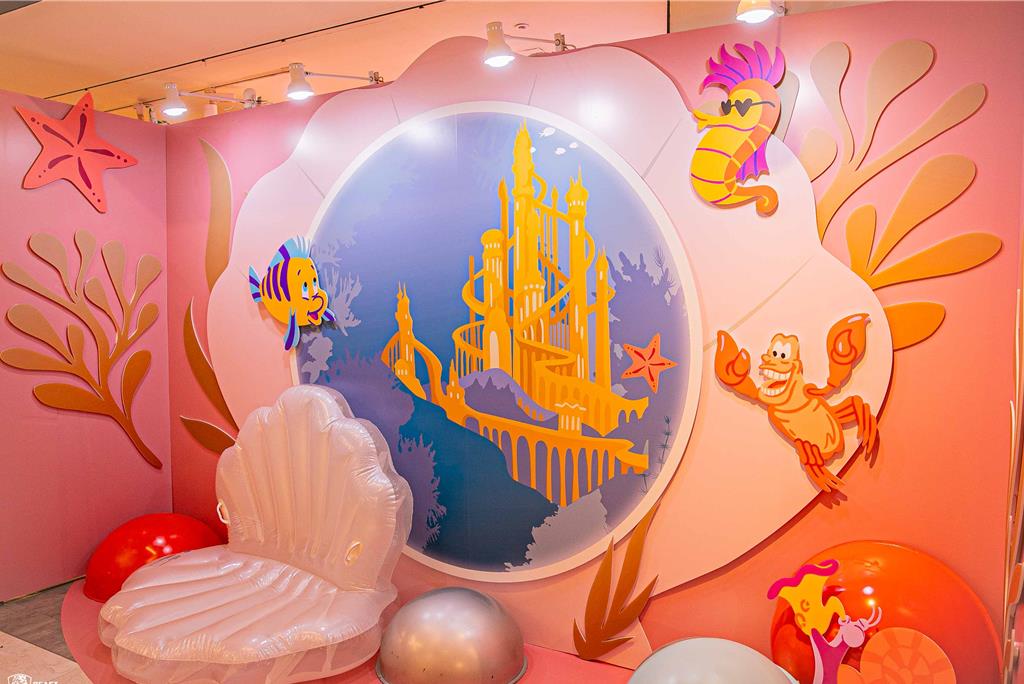  迪士尼「皇家公主派對」台中限定店有台北站沒有的新打卡背板。（野獸國提供／徐梓榕台北傳真）