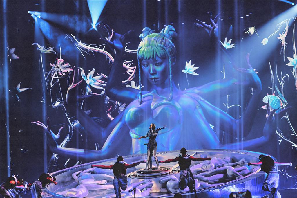 蔡依林砸千萬打造7層樓高雕像 八臂「愉悅之女」震撼登場