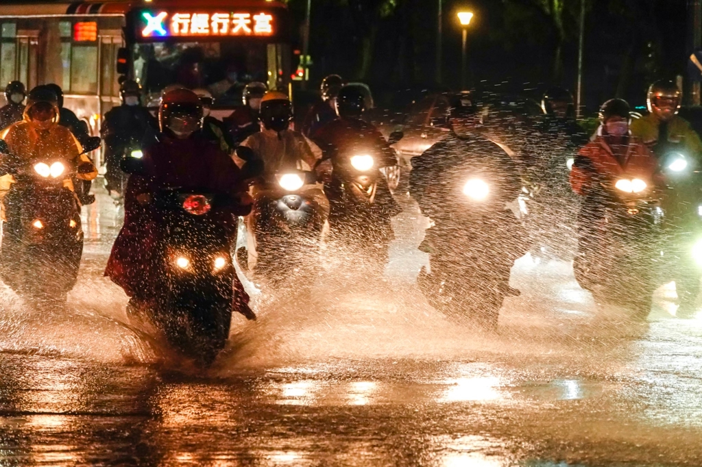 雨勢升級「東北季風陪跨年」4縣市豪雨特報 雨彈砸到早上