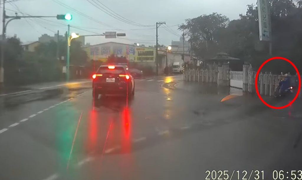 警車在眼前照闖!阿姨無視鳴笛「跟好跟滿」 結局曝光