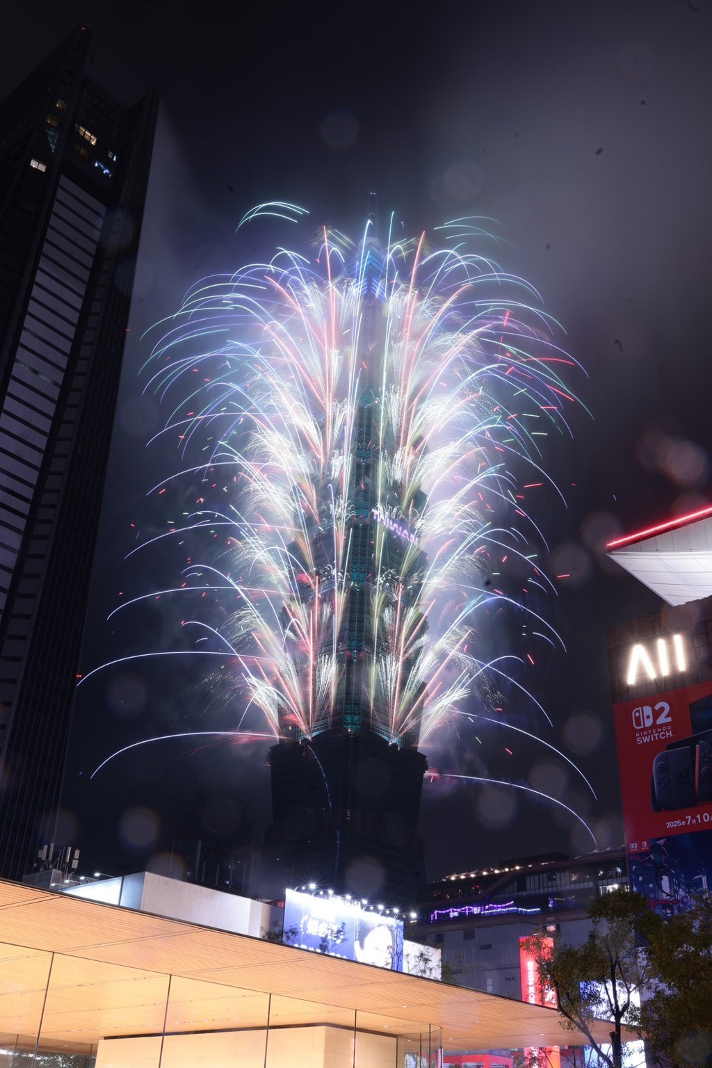 影》無懼大雨!台北跨年雙重奏「101煙火+光雕秀」饗宴點亮夜空