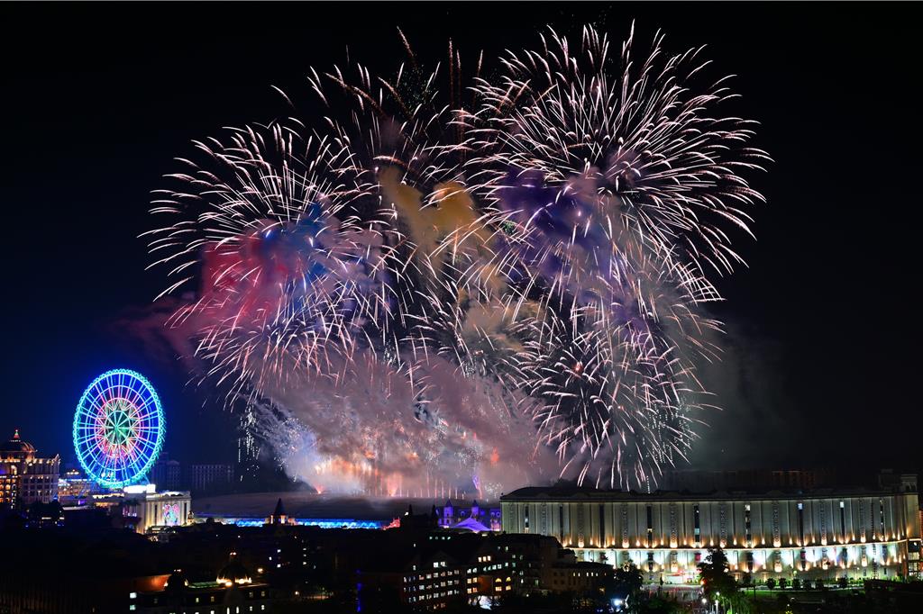 義大世界999秒跨年煙火點亮夜空 藍色流星雨震撼迎2026