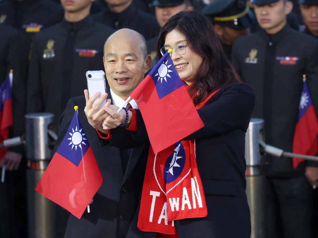 府前升旗與韓國瑜自拍!鄭麗文自爆被誇像白雪公主:會樂一整年