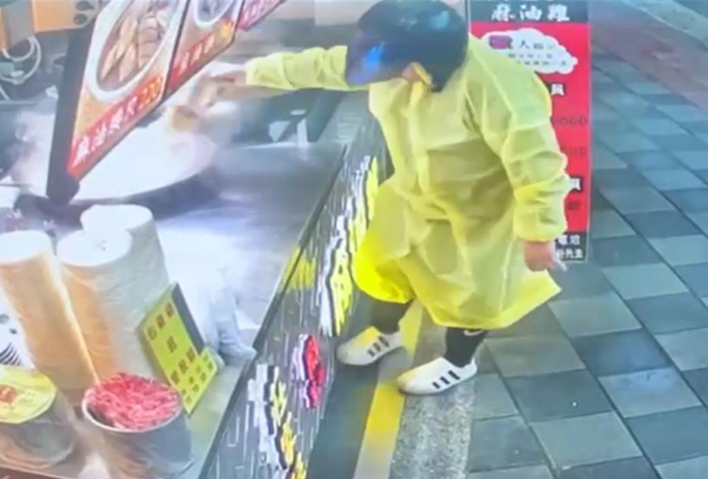 知名連鎖麻油雞遭惡搞倒砂糖 10分店湯鍋全遭殃 警逮3嫌追藏鏡人