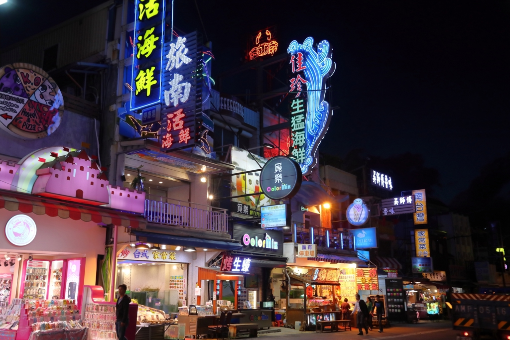 一票人跨年擠爆「台灣杜拜」 網看人潮狂酸:滿滿的盤子