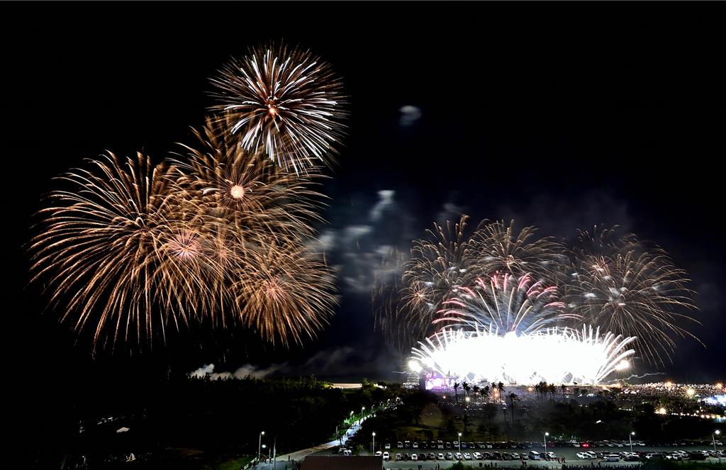 張惠妹嗨翻台東跨年 網讚「全台最強」8千發煙火引爆高潮