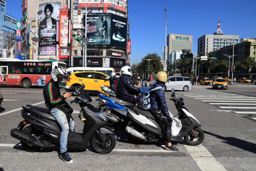 2026交通新制 騎車用手機罰1200元 3違規累犯要上課