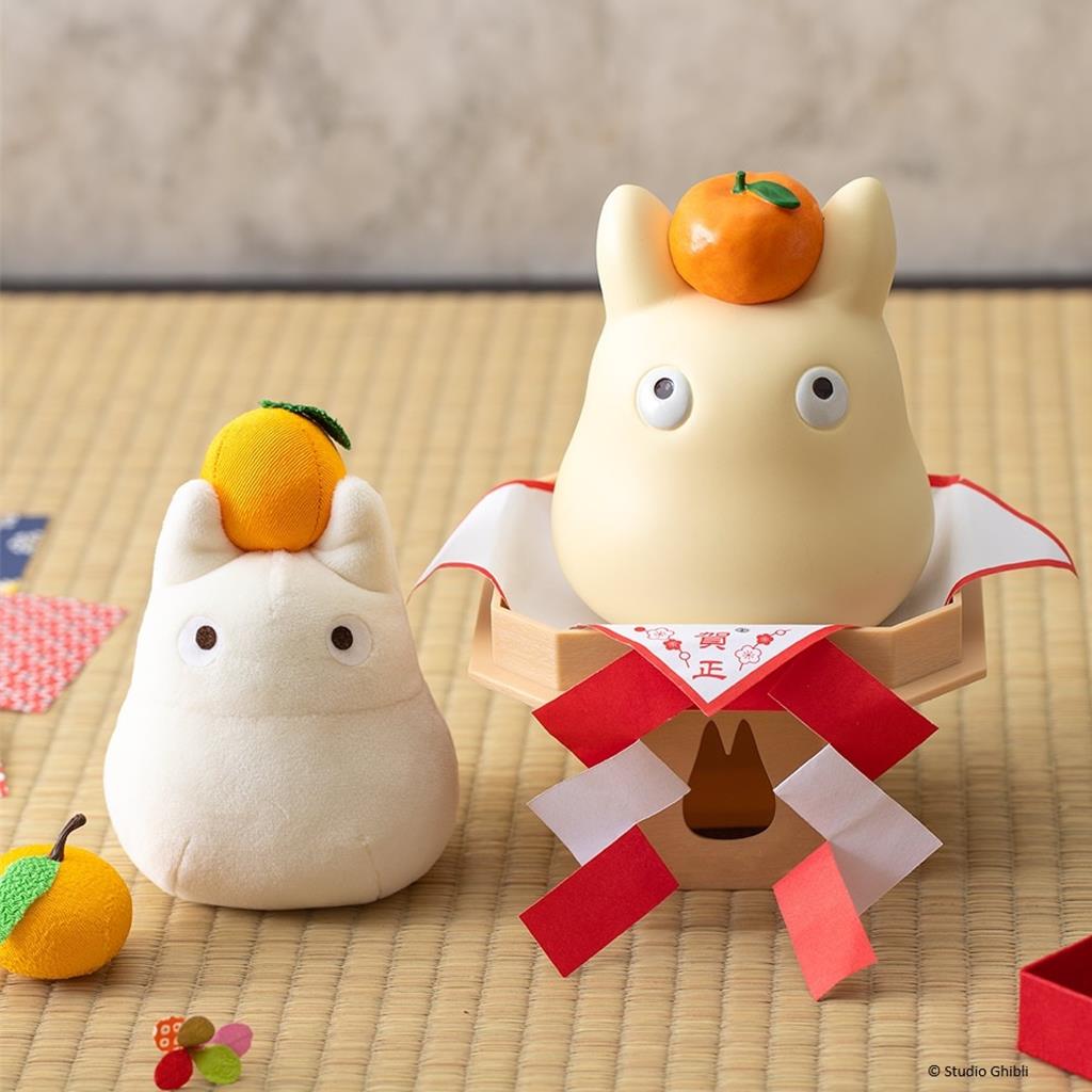 橡子共和國將於2月推出變身成新年鏡餅的小龍貓擺飾與絨毛玩偶。(Studio Ghibli提供/徐梓榕台北傳真)